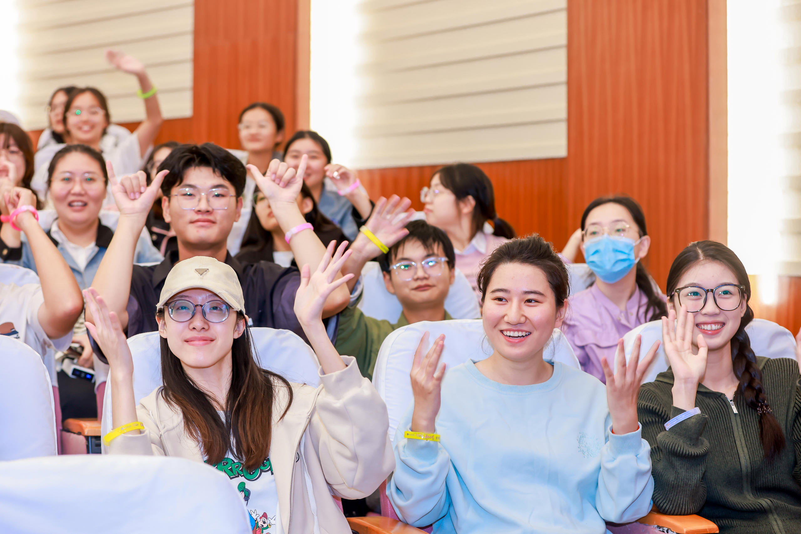 包含穿越障碍!世界体育赛事中的惊险瞬间,掌声雷动的词条 包含穿越障碍!世界体育赛事中的惊险瞬间,掌声雷动的词条