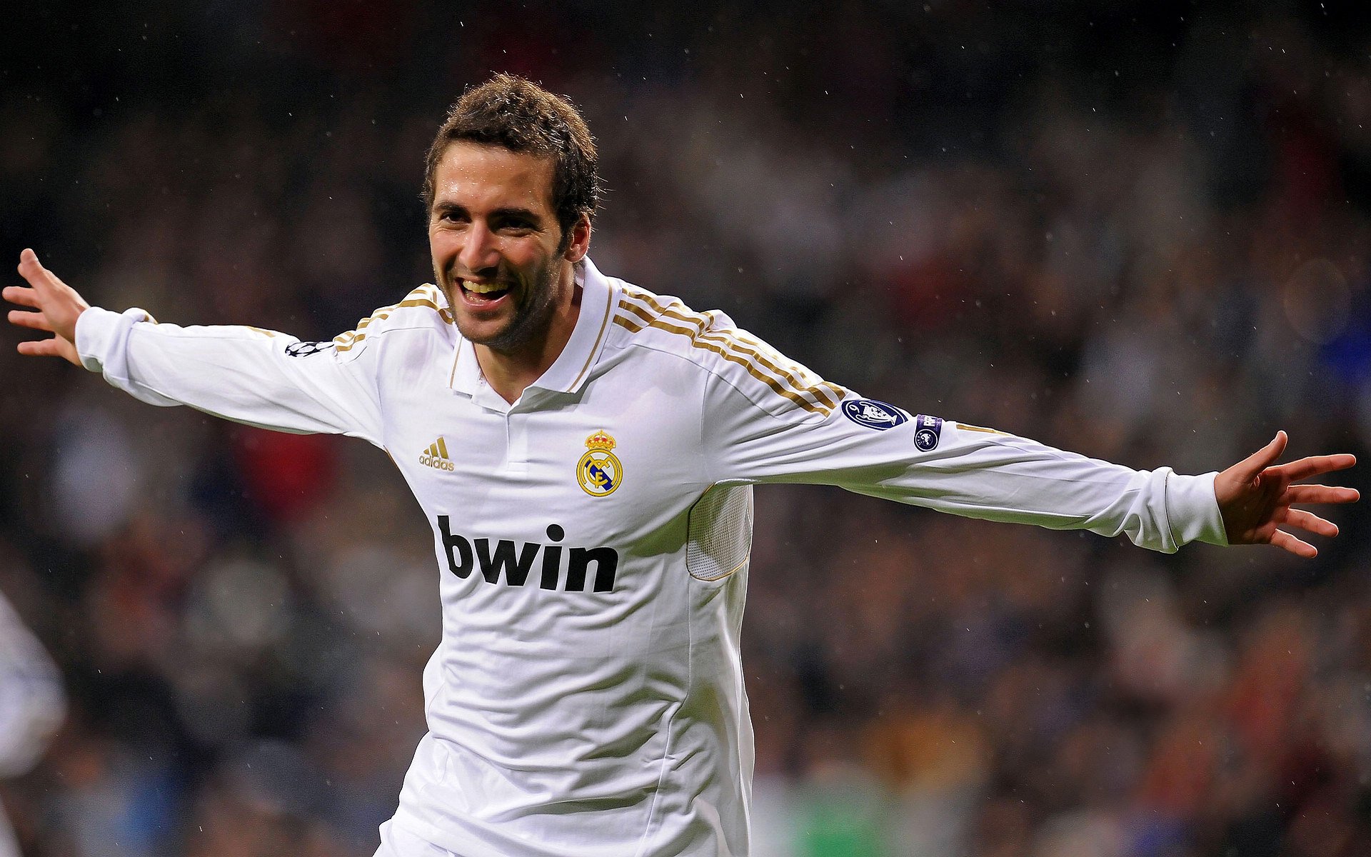 F1揭幕战现阿圭罗式防线撕裂!维斯塔潘上演帽子戏法,新赛季火药味从第一弯炸开