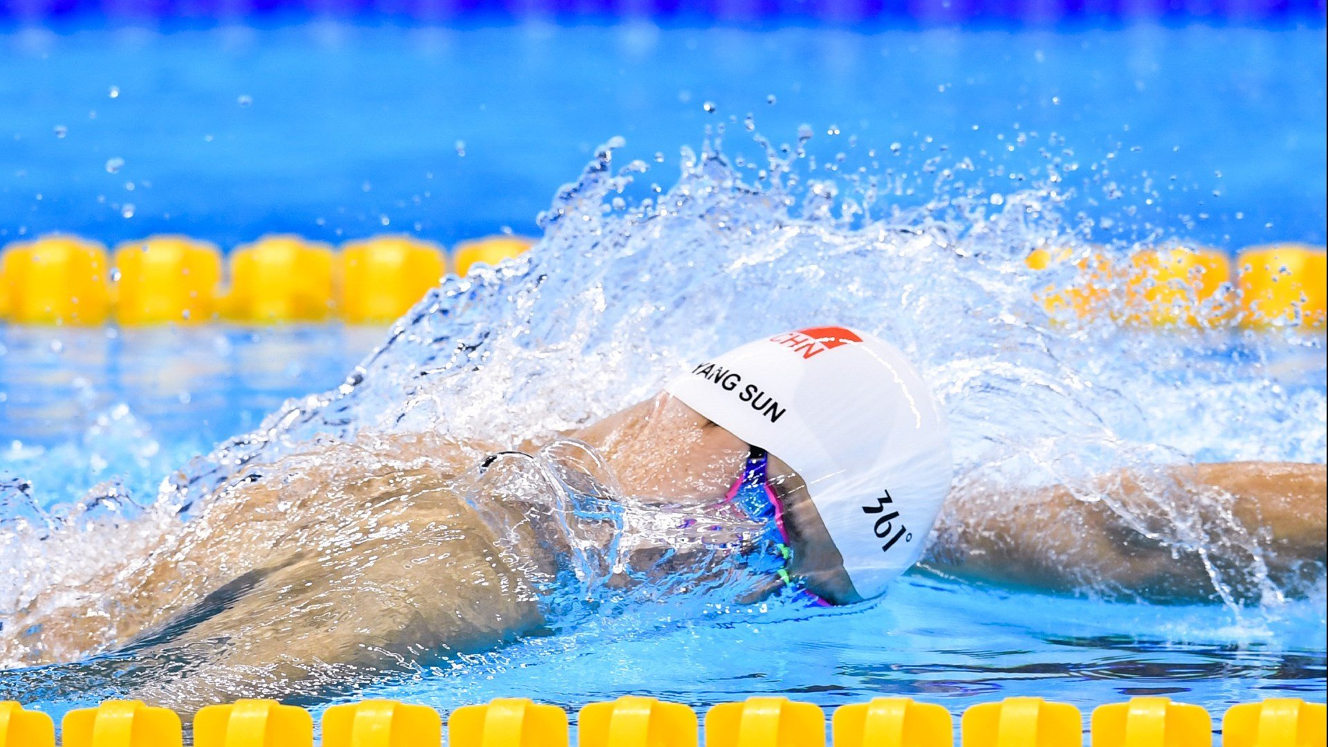 教科书级别的表现！F1新赛季揭幕夜，穆勒如何用冷静与精确征服巴林？